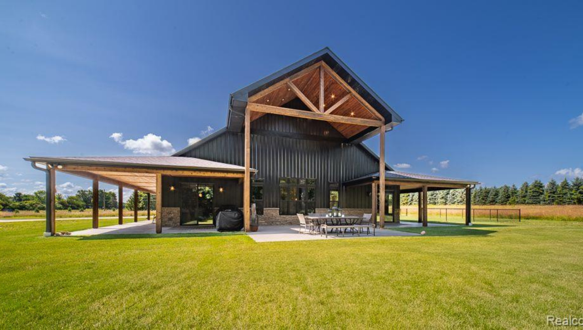 Professional photography for your big garage home sale